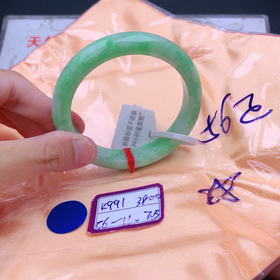 翡翠手镯未镶嵌翡翠