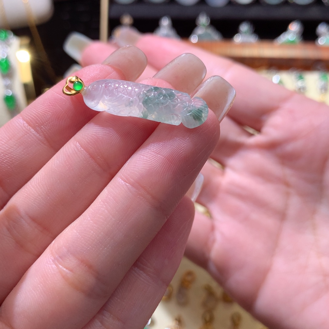 摸***挞颈饰18K金镶嵌翡翠翡翠