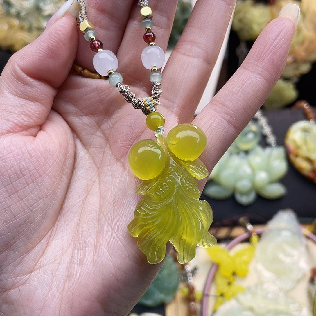 蛇纹石玉未镶嵌颈饰