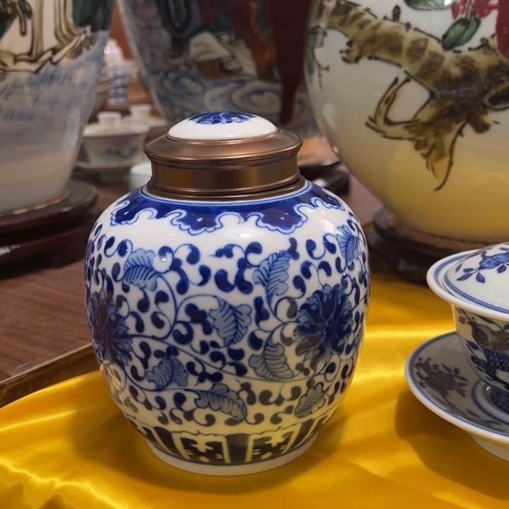 瓷片青花缠枝莲茶叶罐
