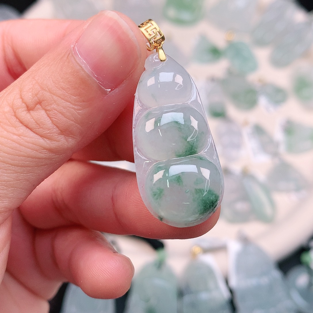 翡翠颈饰18K金镶嵌飘绿大豆子