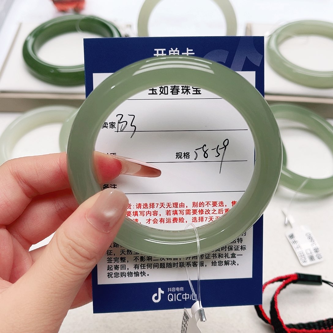 滕***术和田玉手镯未镶嵌