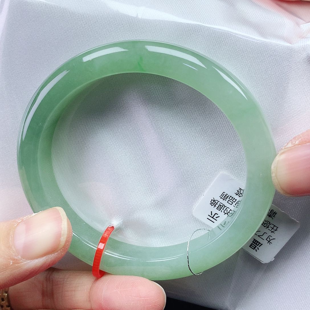 翡翠手镯未镶嵌54贵