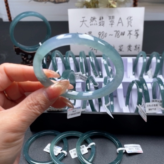 翡翠手镯未镶嵌土*