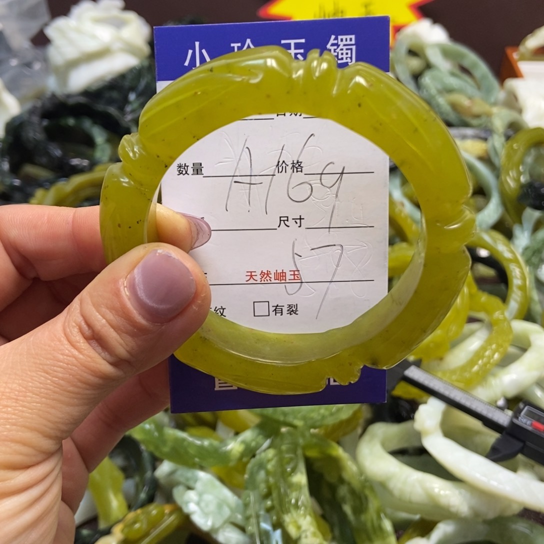 蛇纹石玉手镯未镶嵌