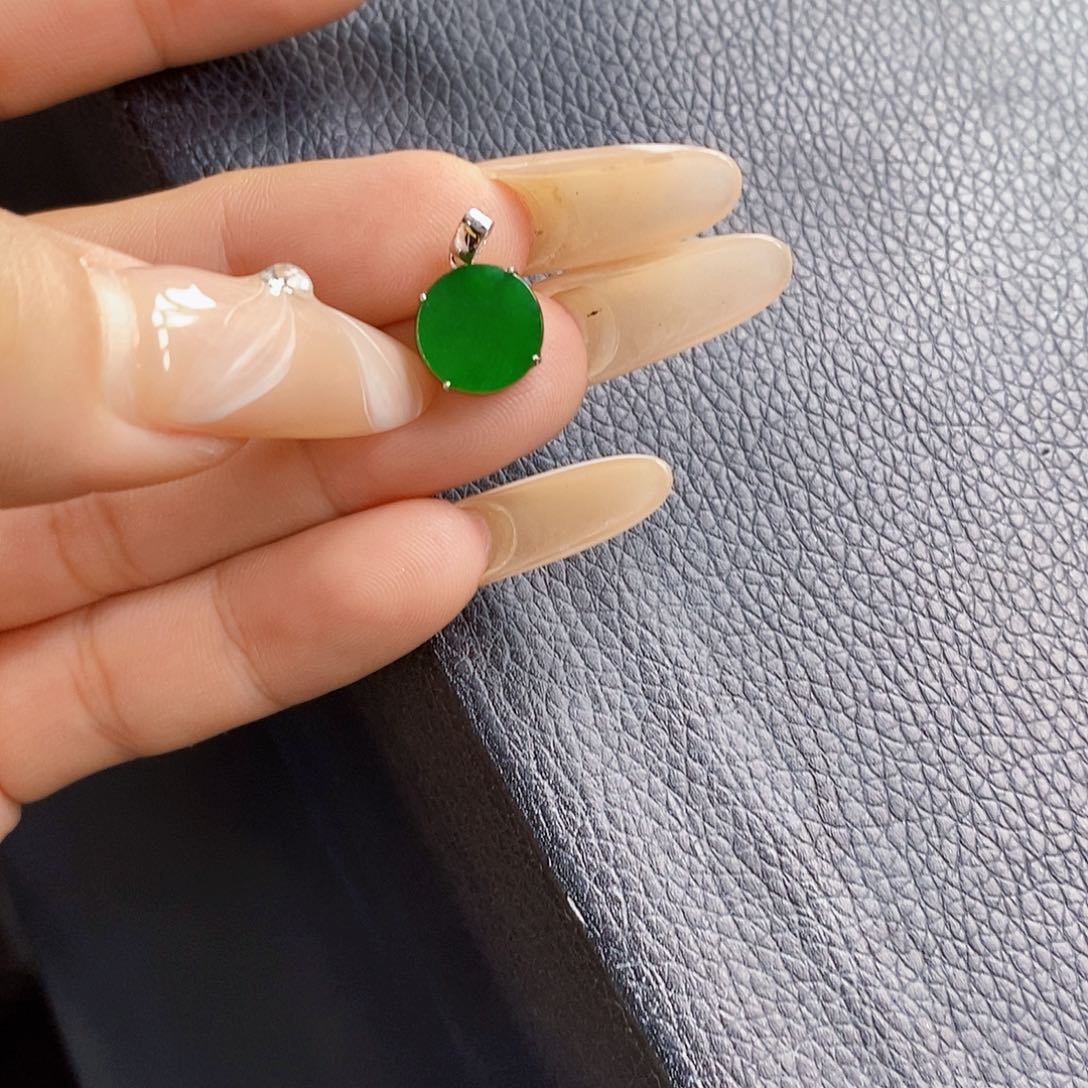 翡翠18K金镶嵌颈饰翡翠