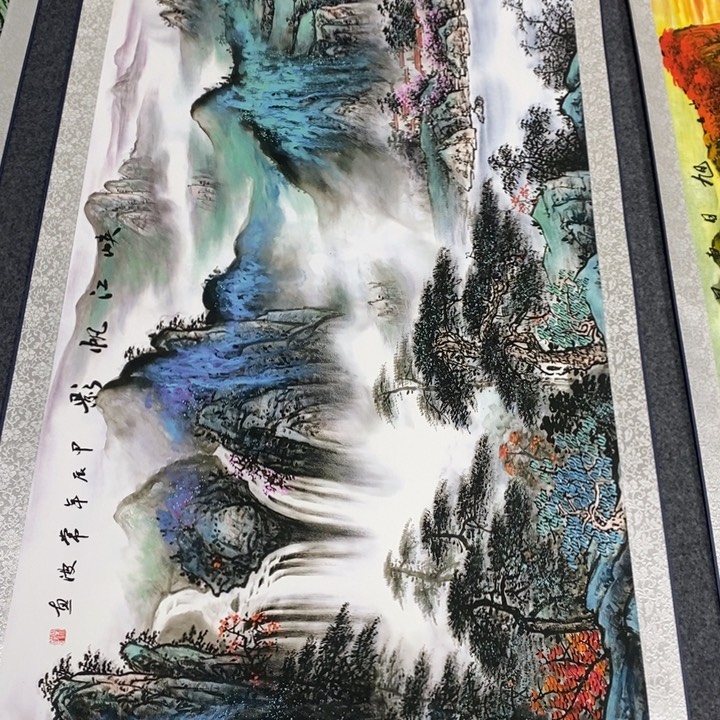 横款手拿小剪刀和刀子
