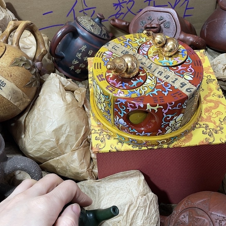 茶壶紫砂原矿泥料，手工制作的一把紫砂壶。