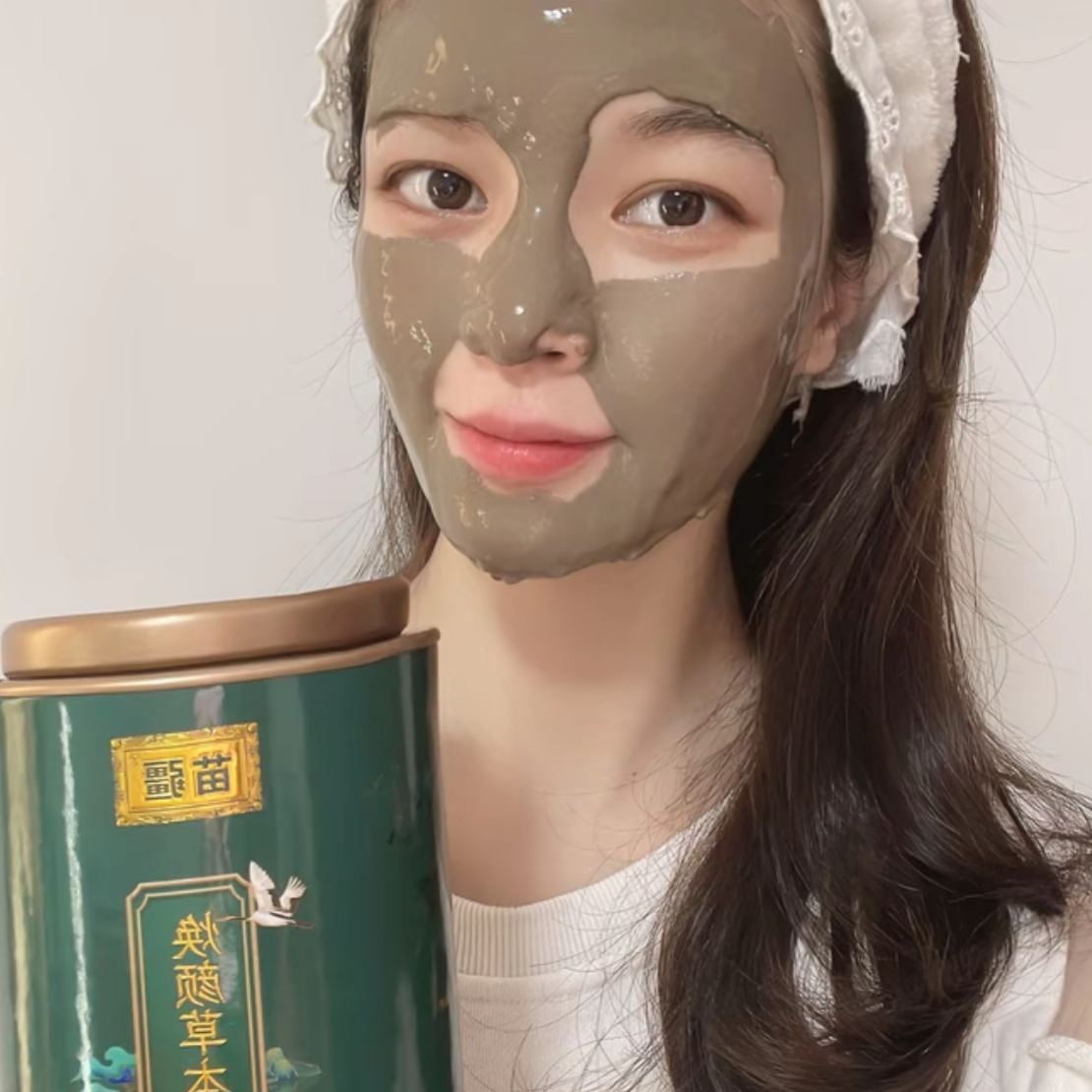 听CHOE家说“苗疆草本焕颜软膜粉”用一次就白白的