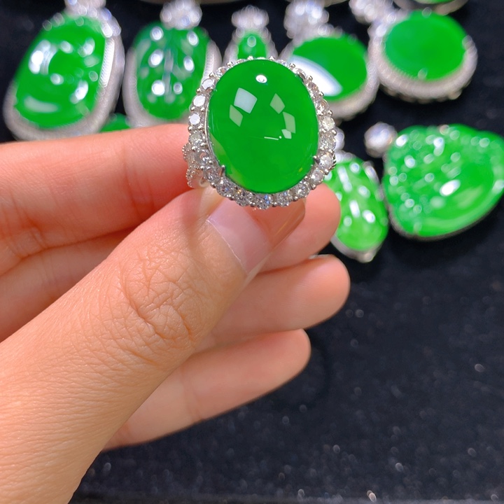 媛****翡翠银S925镶嵌戒指一个