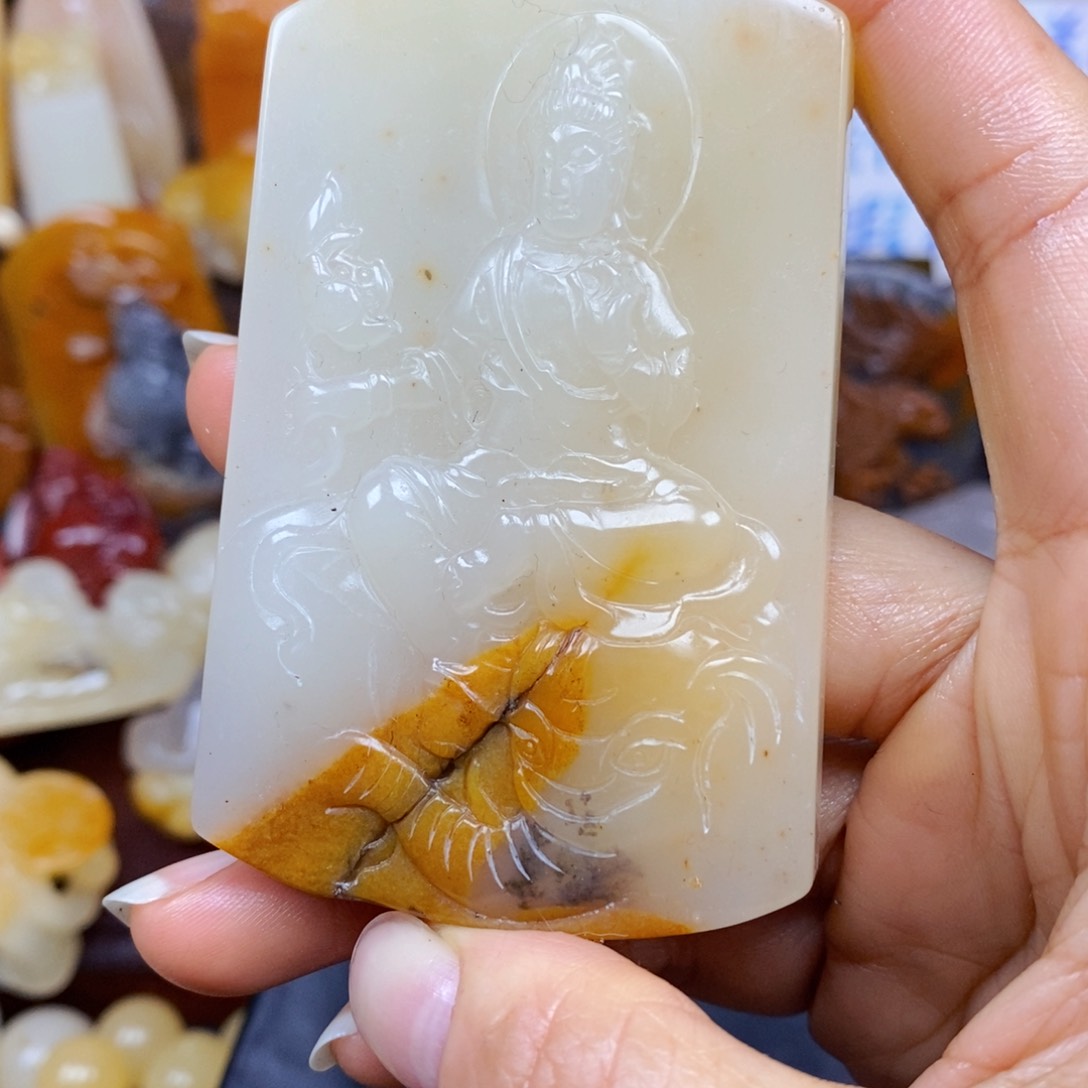 石英质玉（黄龙玉）颈饰未镶嵌