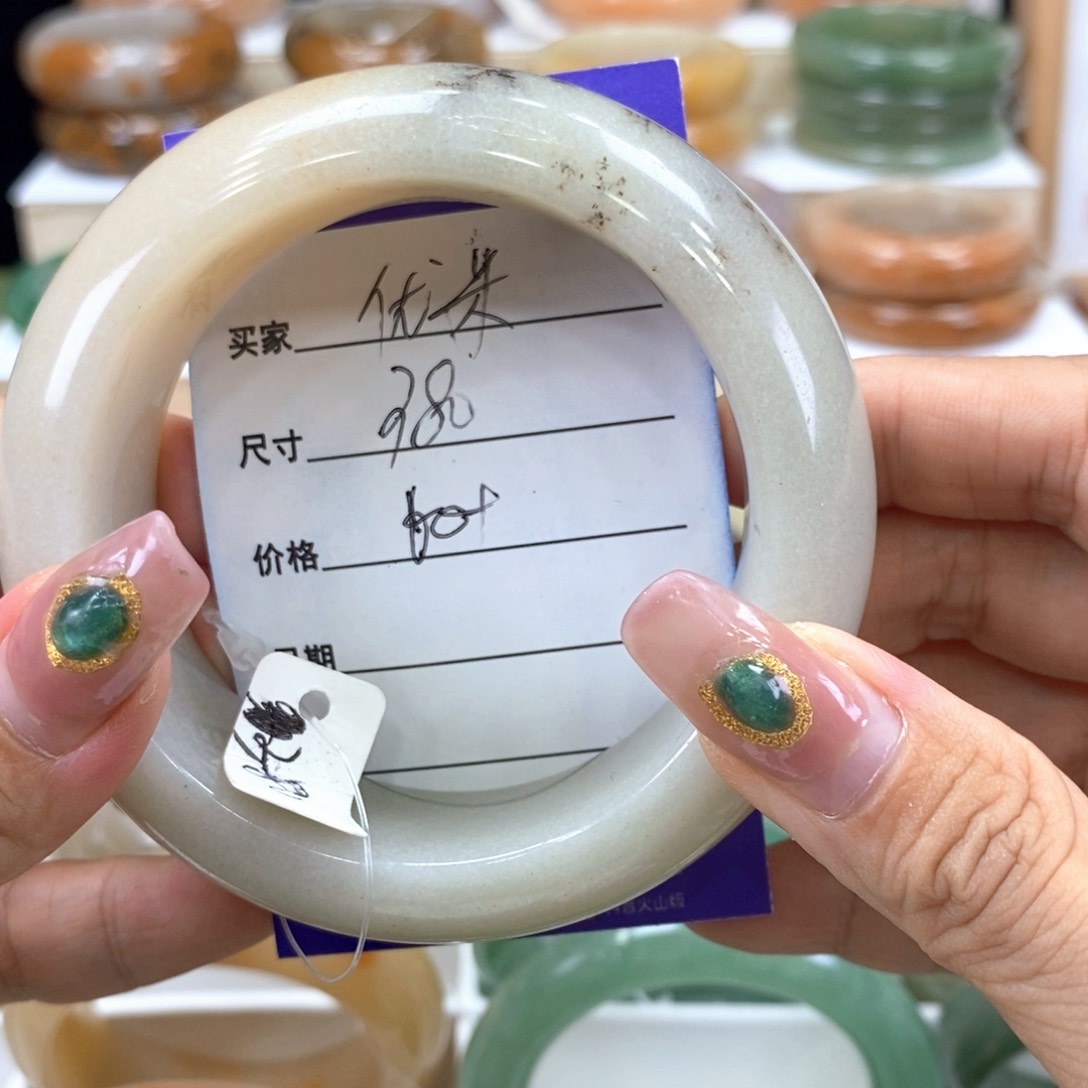 优****石英岩玉手镯未镶嵌