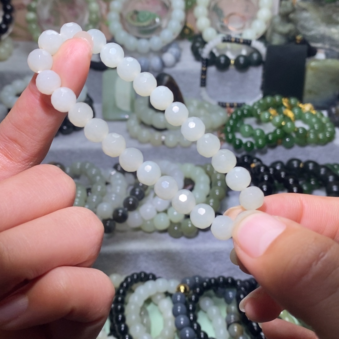 是***克和田玉未镶嵌手链