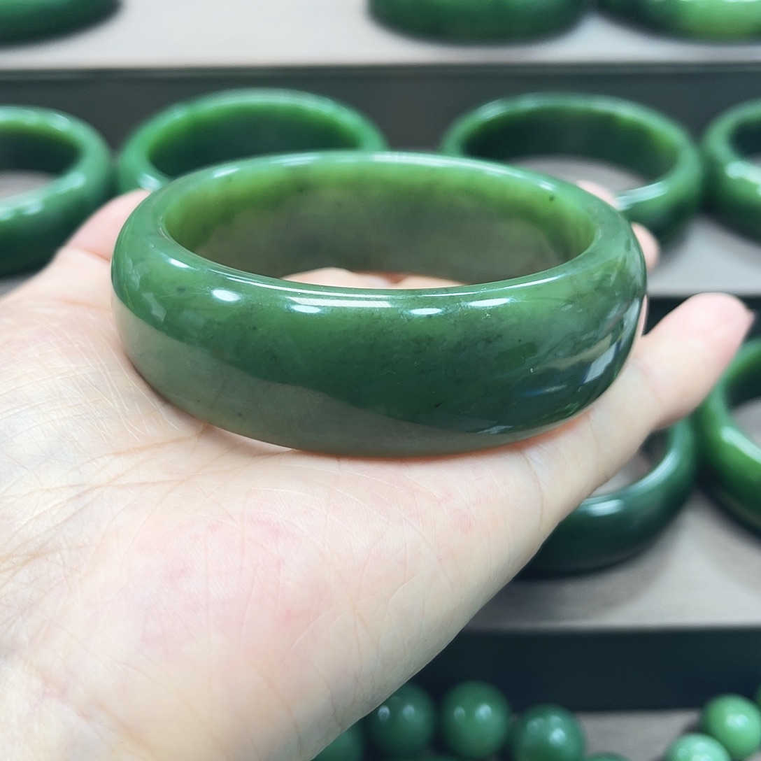 和田玉（碧玉）未镶嵌手镯