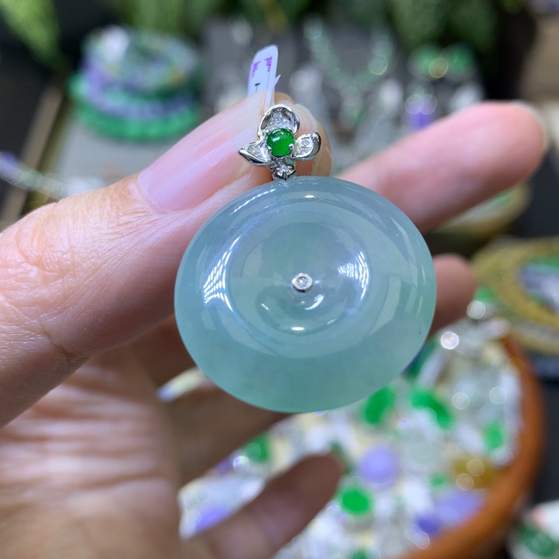 颈饰18K金镶嵌翡翠