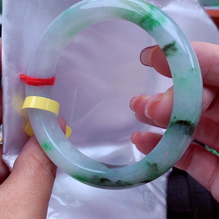 翡翠手镯未镶嵌翡翠