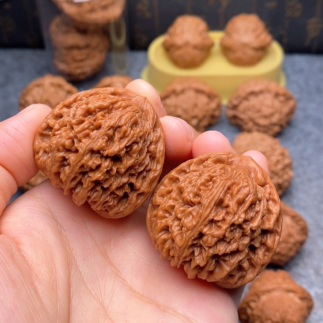 文玩核桃把件三角南疆39红皮