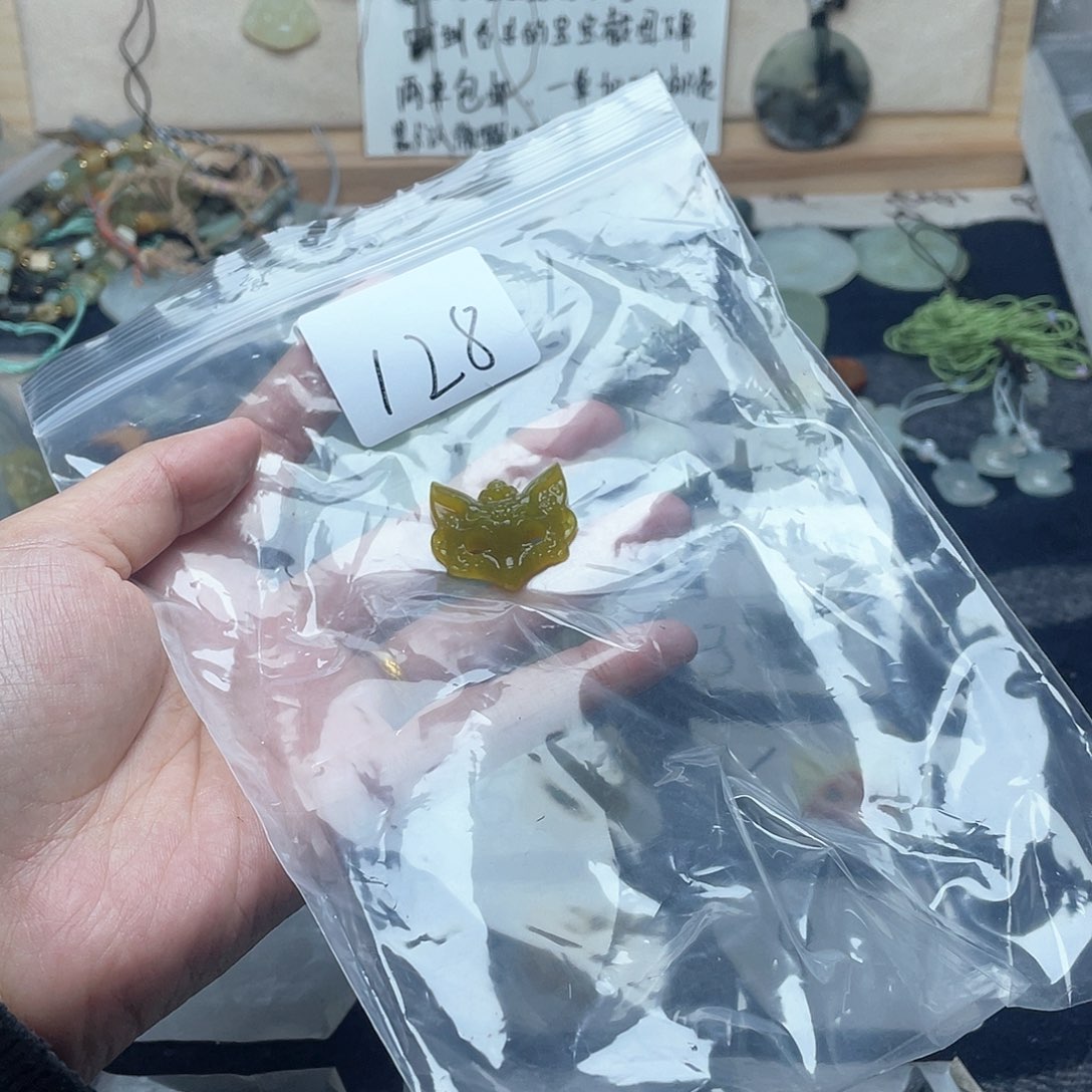 蛇纹石玉颈饰未镶嵌小****?