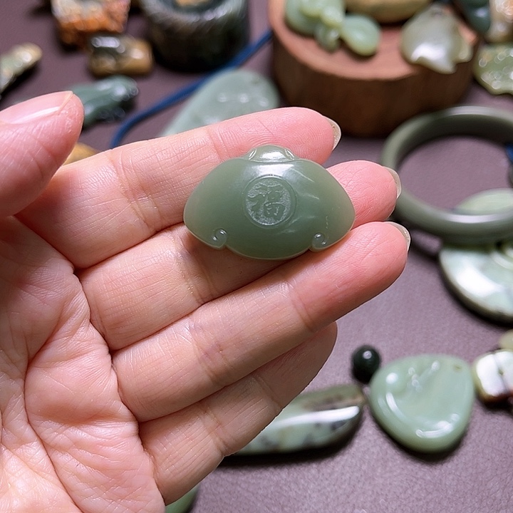 岫岩河磨玉（透闪石质玉）手绳未镶嵌小*豆