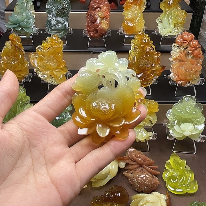 江***作蛇纹石玉未镶嵌颈饰