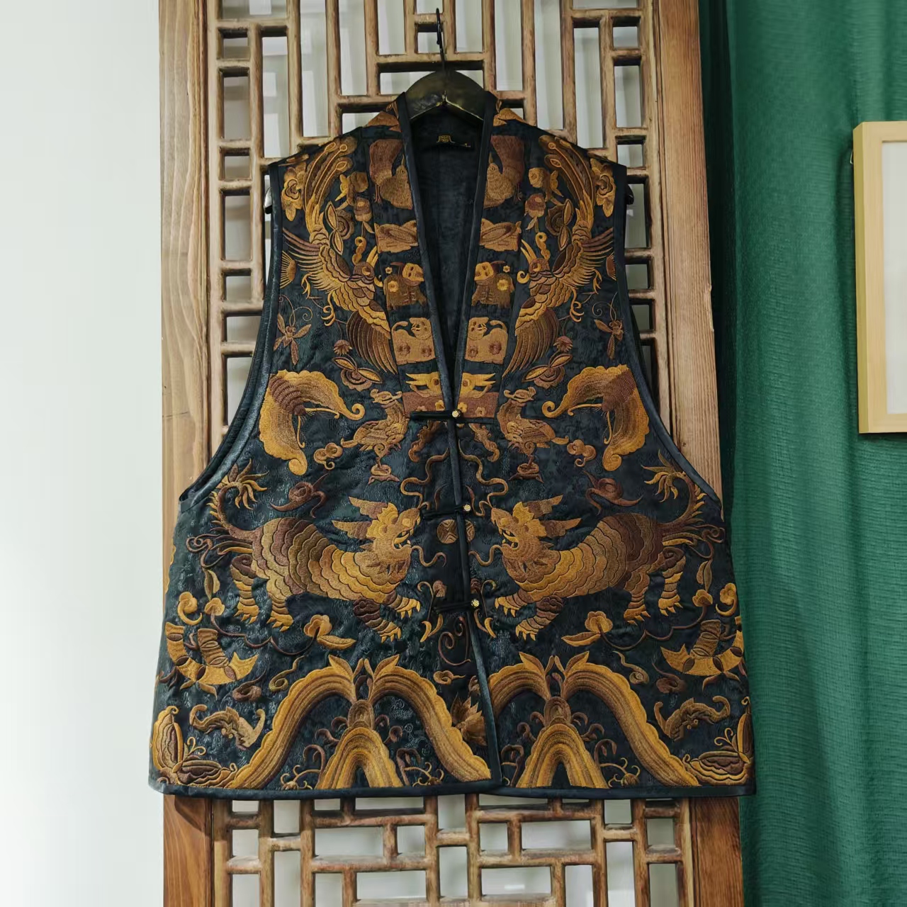 棉（HM25036）凤徕兮私人定制黑色暗纹底黄色图腾刺绣对开盘扣马甲
