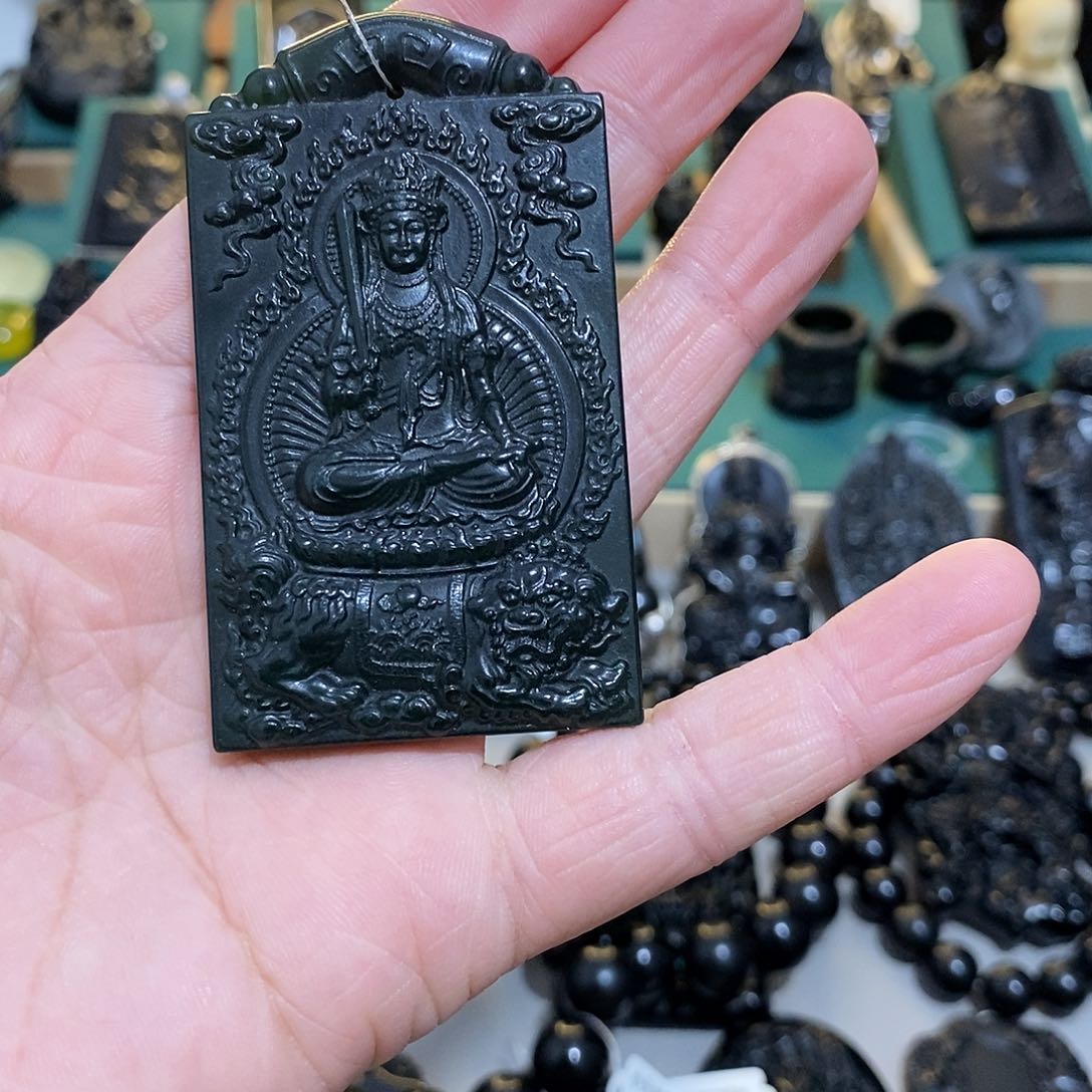 蛇纹石玉颈饰未镶嵌金***戏
