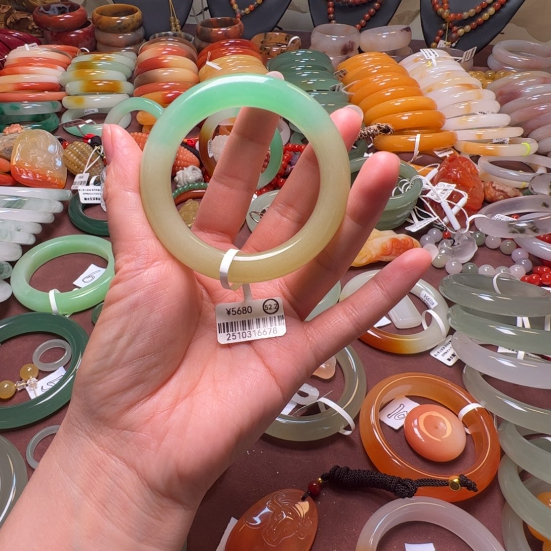 你***姐石英岩玉未镶嵌手镯