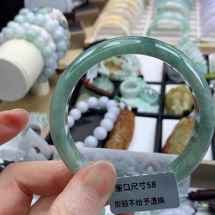 翡翠手镯未镶嵌吊坠