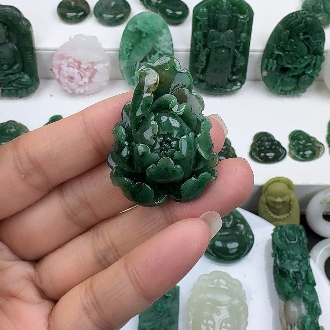 邓***化独山玉未镶嵌颈饰