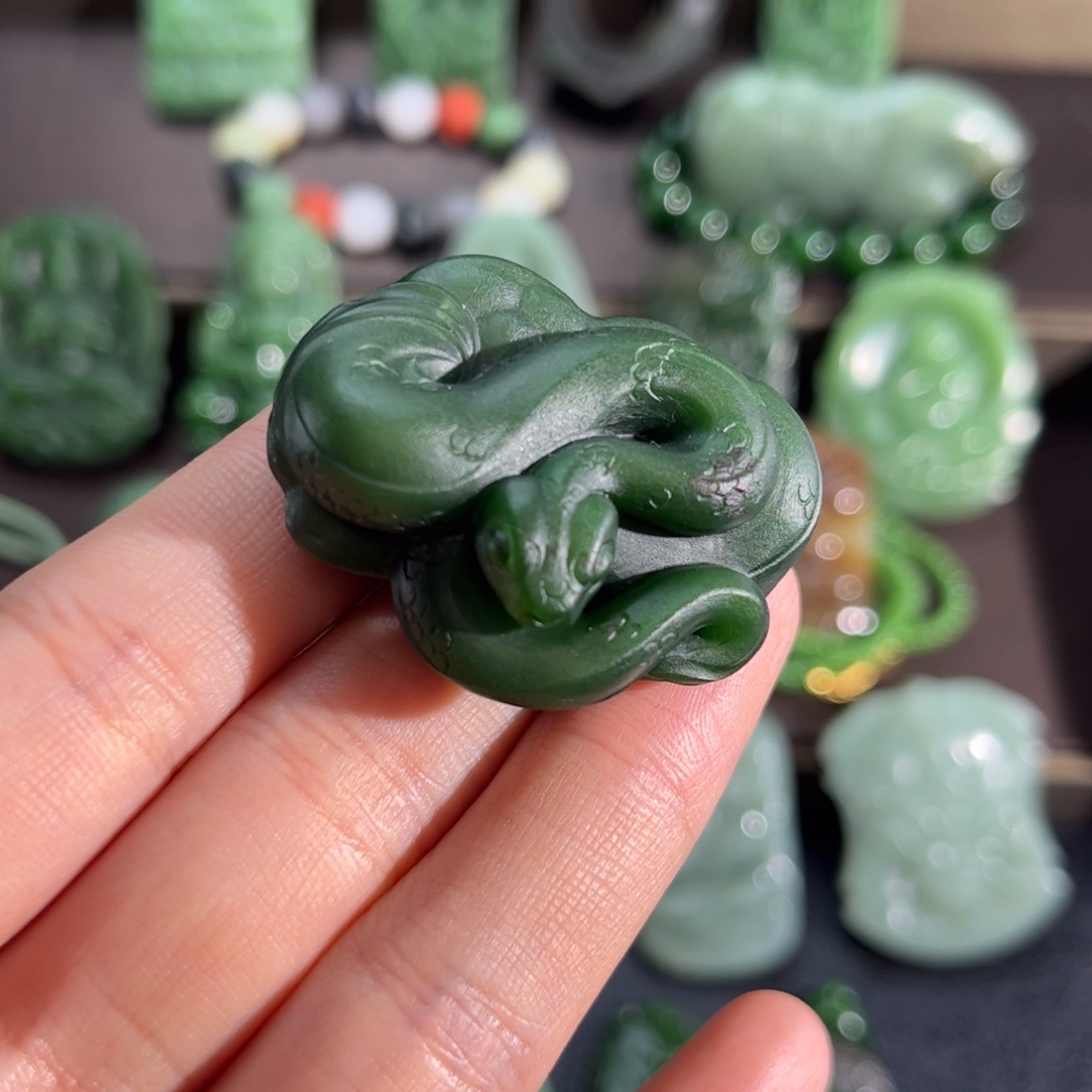 和田玉颈饰未镶嵌菠菜绿红皮腰缠万贯定制