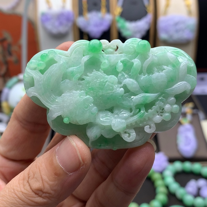 翡翠未镶嵌吊坠(赠链)