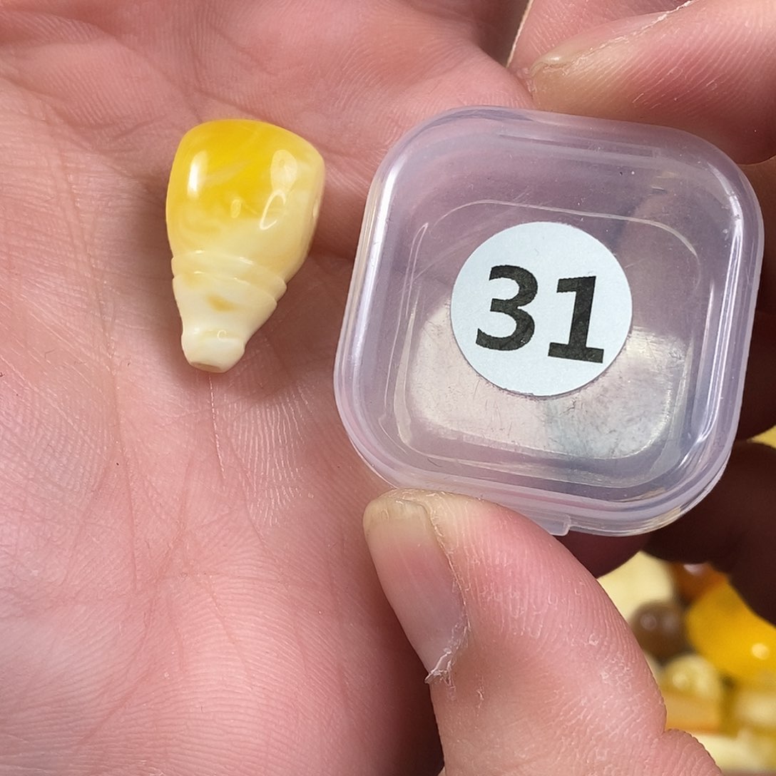 琥珀裸石未镶嵌三通
