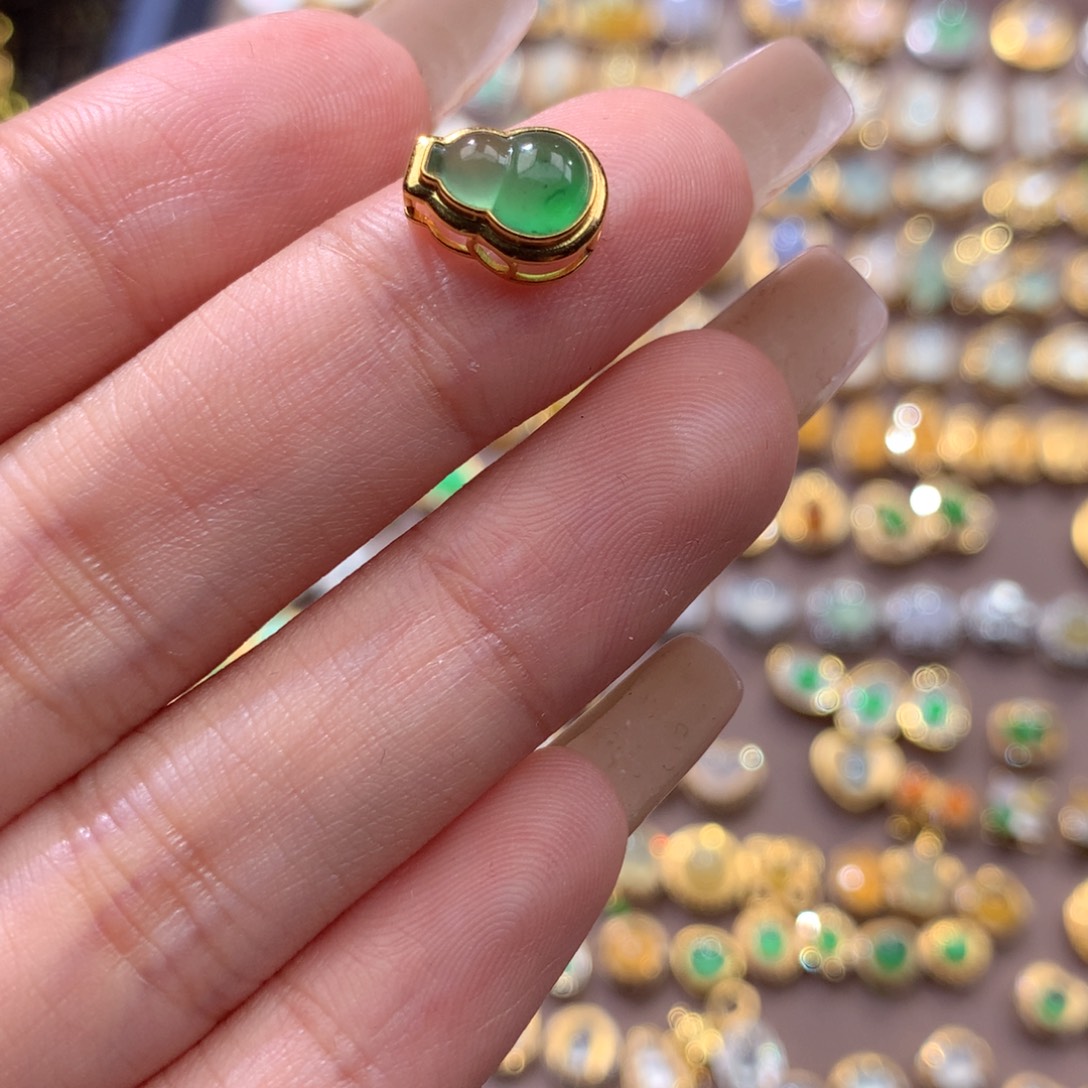 爱***Q翡翠18K金镶嵌颈饰翡翠