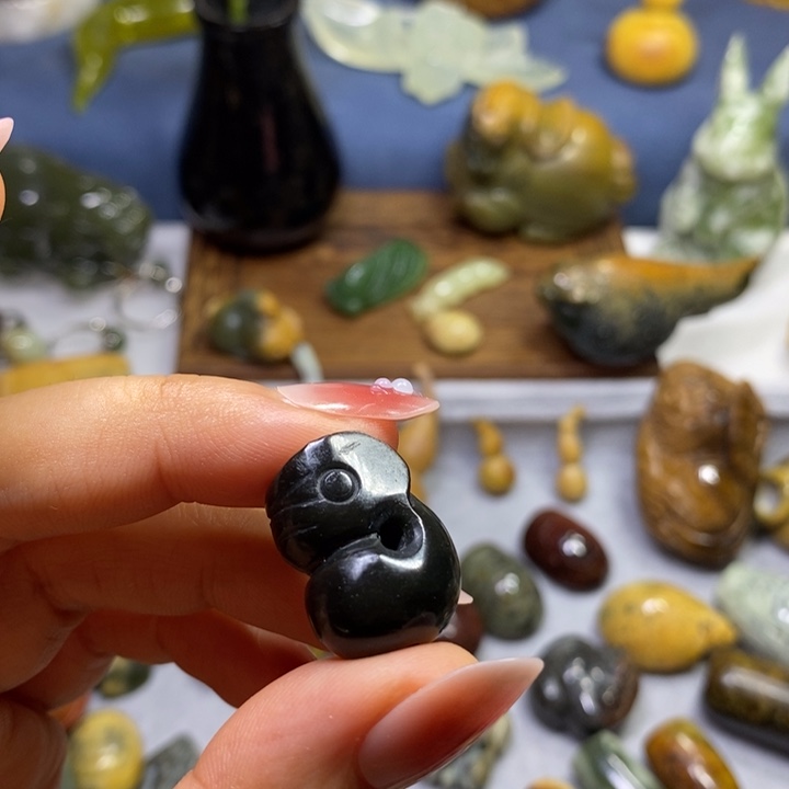 透闪石质玉未镶嵌挂件通孔龙宝