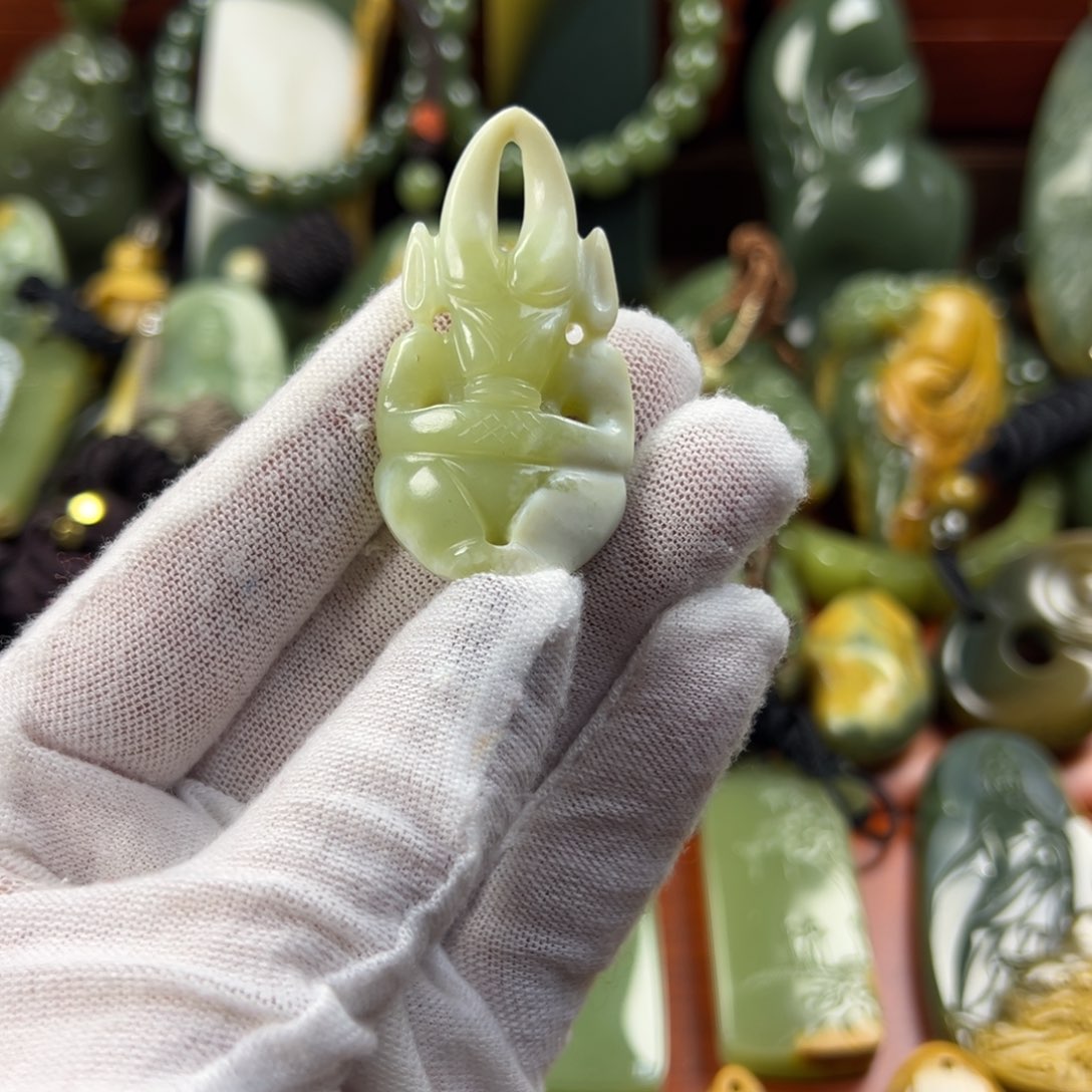 岫岩老玉（透闪石质玉）颈饰未镶嵌