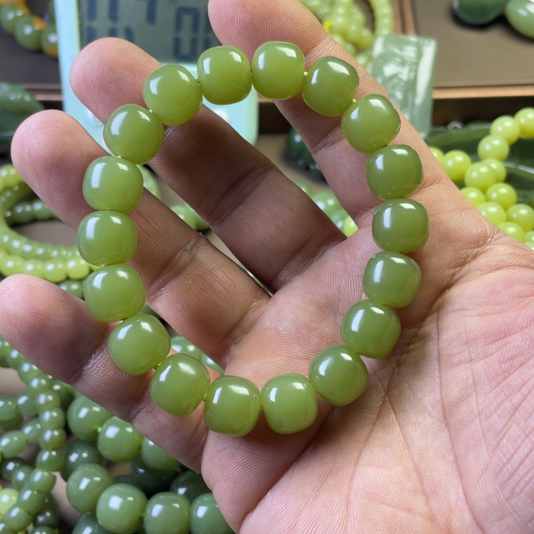 岫岩老玉（透闪石质玉）手链未镶嵌我**字