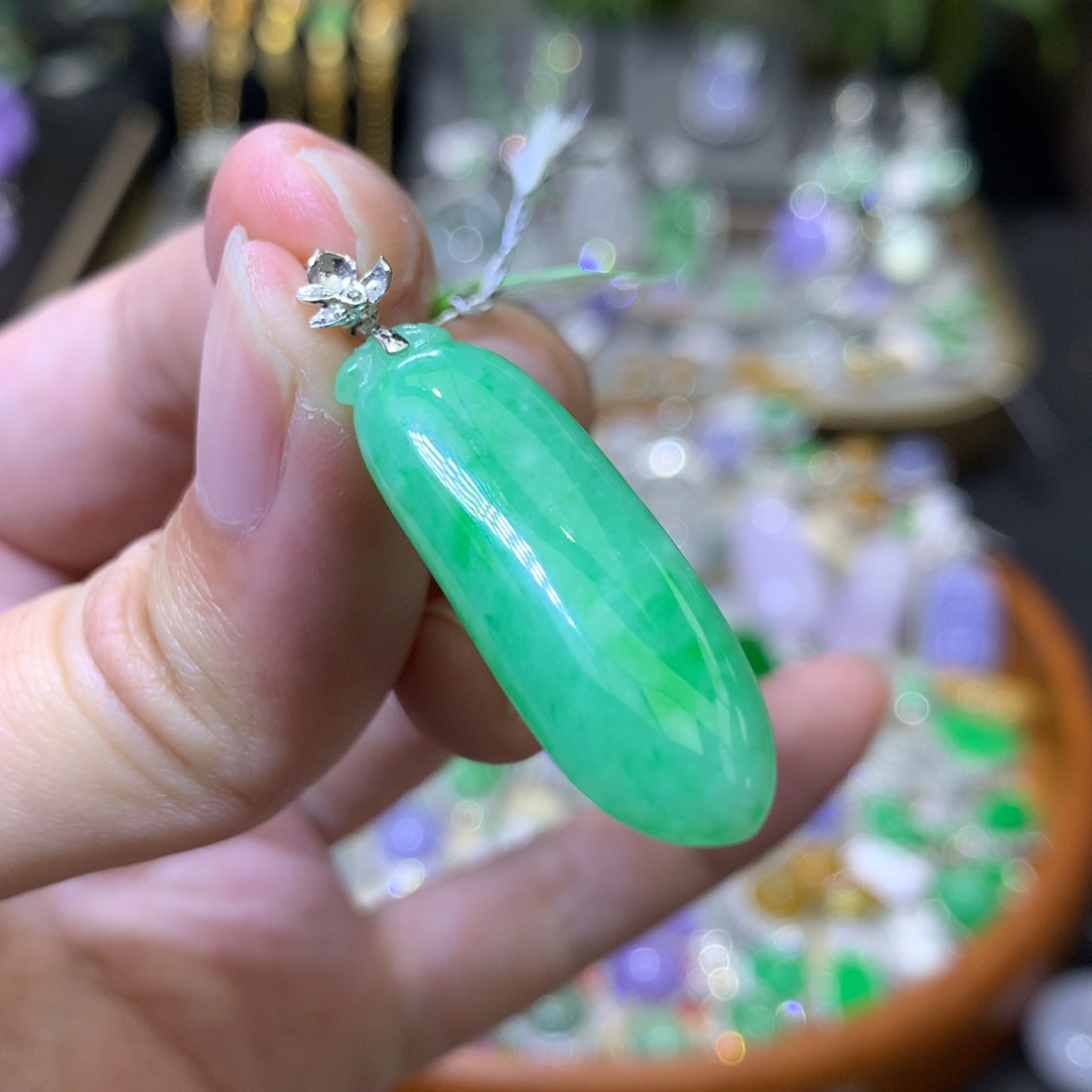 颈饰18K金镶嵌翡翠