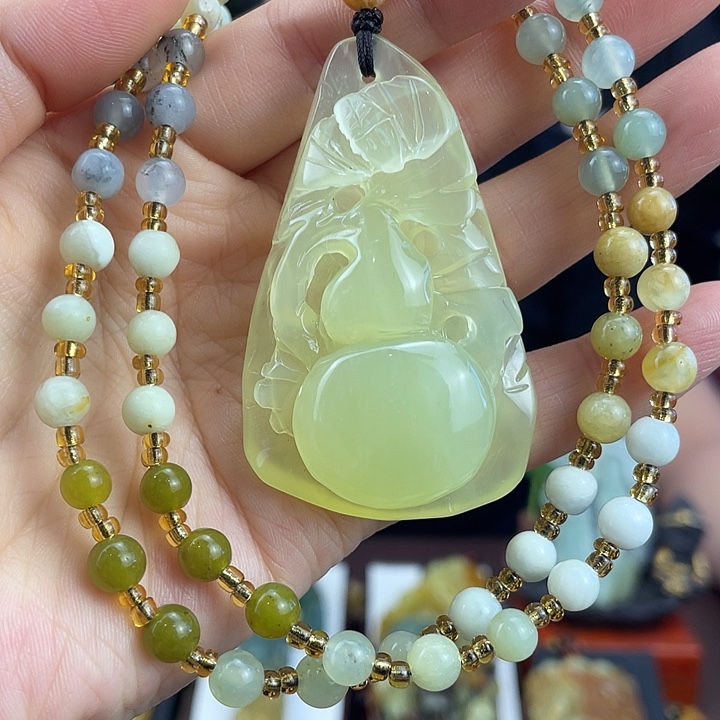 蛇纹石玉未镶嵌颈饰