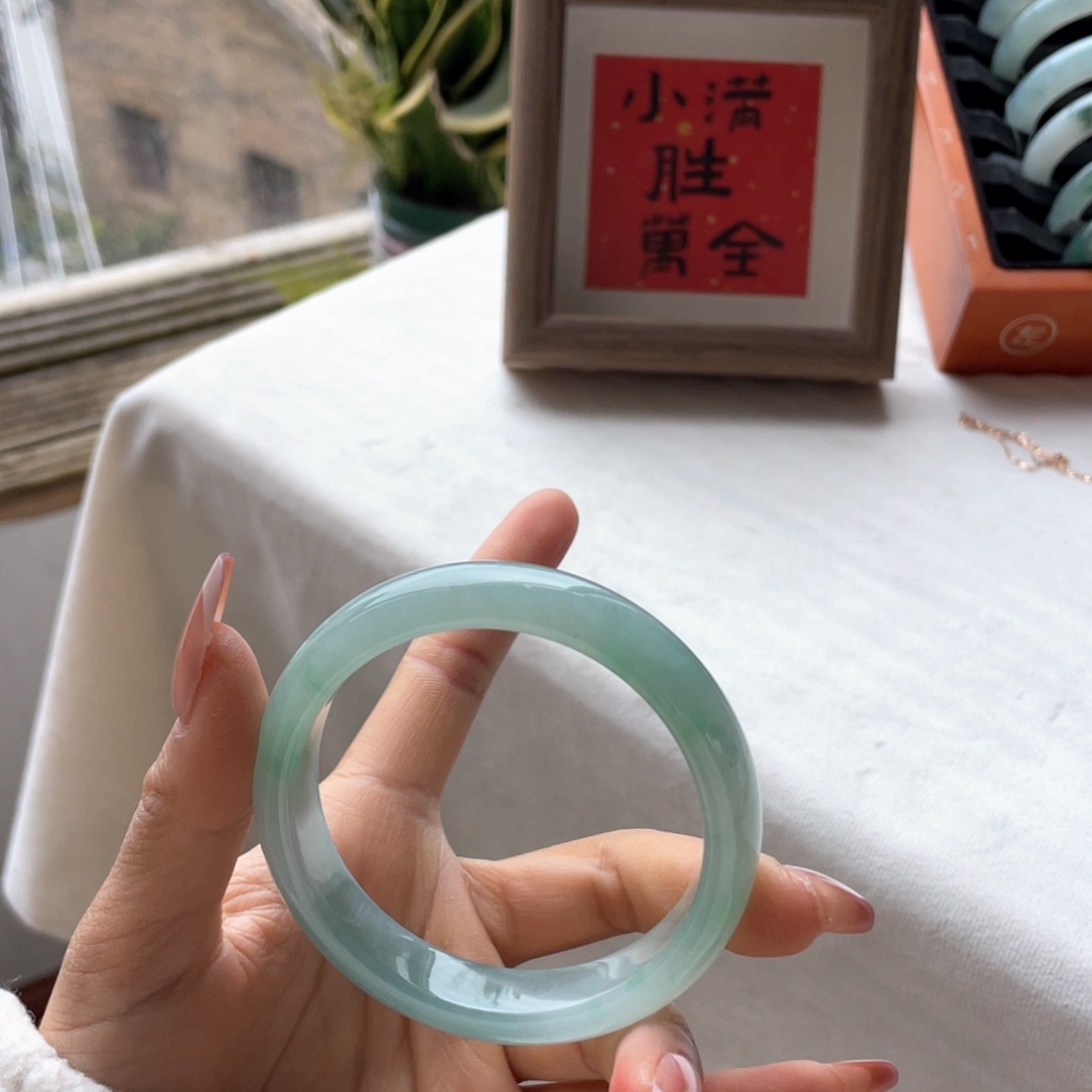 翡翠手镯未镶嵌绿底