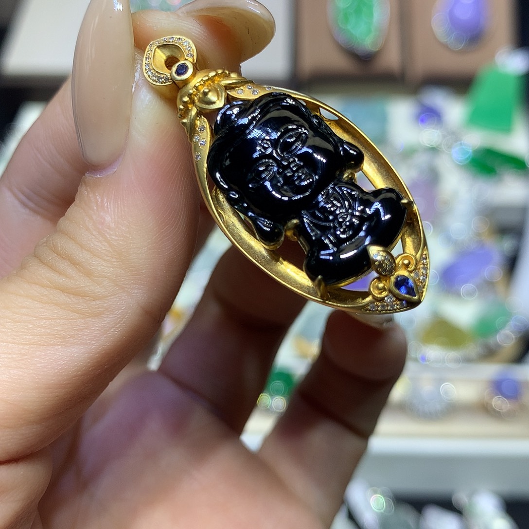 翡翠18K金镶嵌颈饰