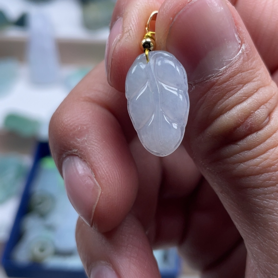 @****翡翠未镶嵌颈饰叶子