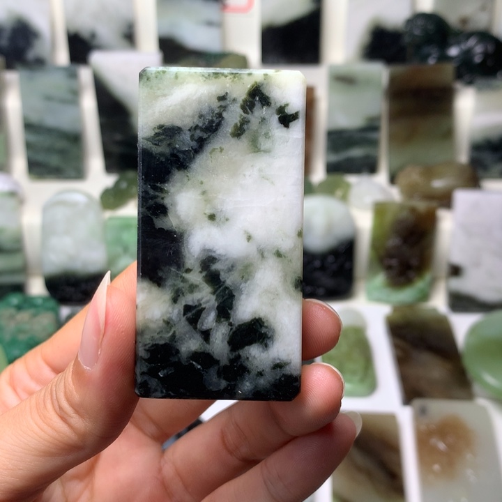 独山玉未镶嵌颈饰