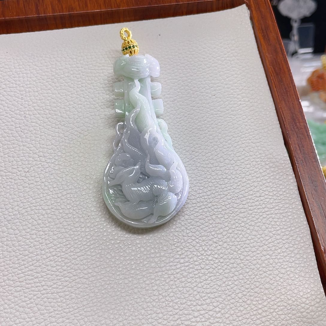 翡翠未镶嵌颈饰狐狐吊坠