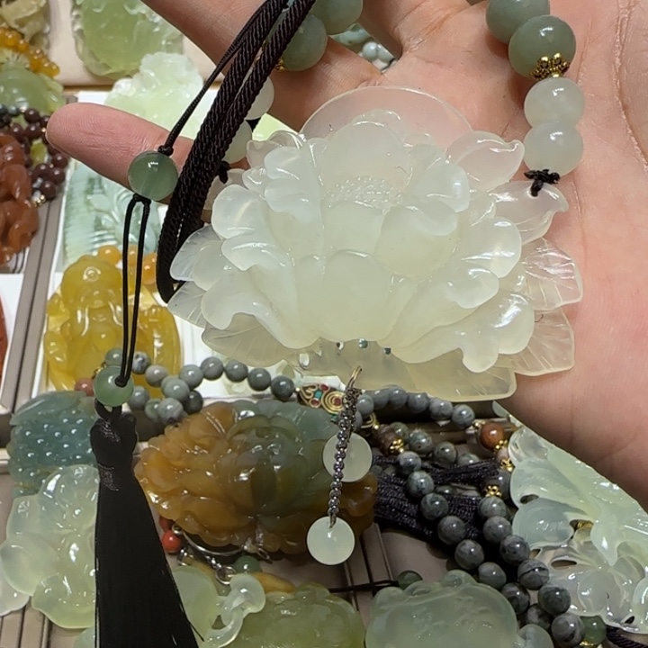 蛇纹石玉吊坠合金