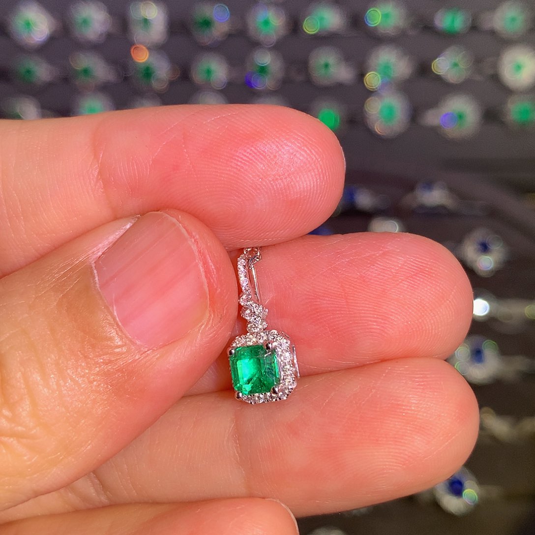 祖母绿吊坠18K金镶嵌