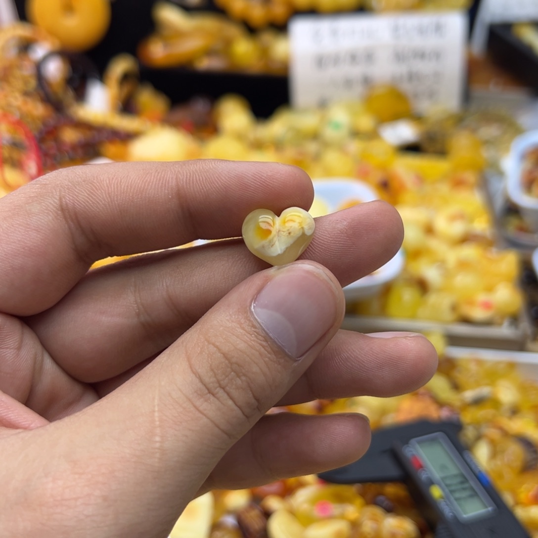 琥珀未镶嵌裸石蜜蜡爱心0.92g