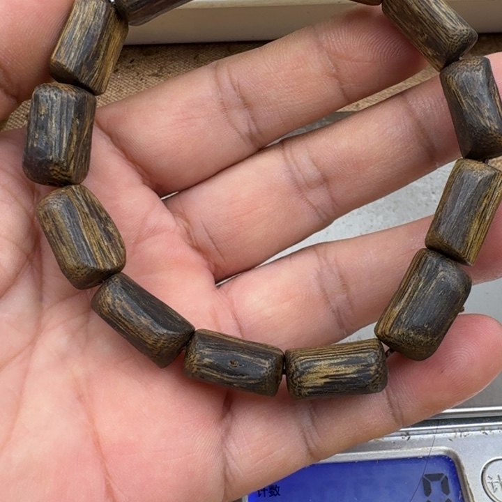 孞***恸手串沉香乌身手串14克