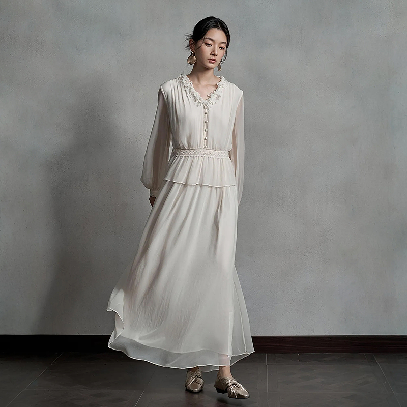 生活在左真丝连衣裙拼蕾丝花边压褶肌理2025秋季新款宽松长裙女