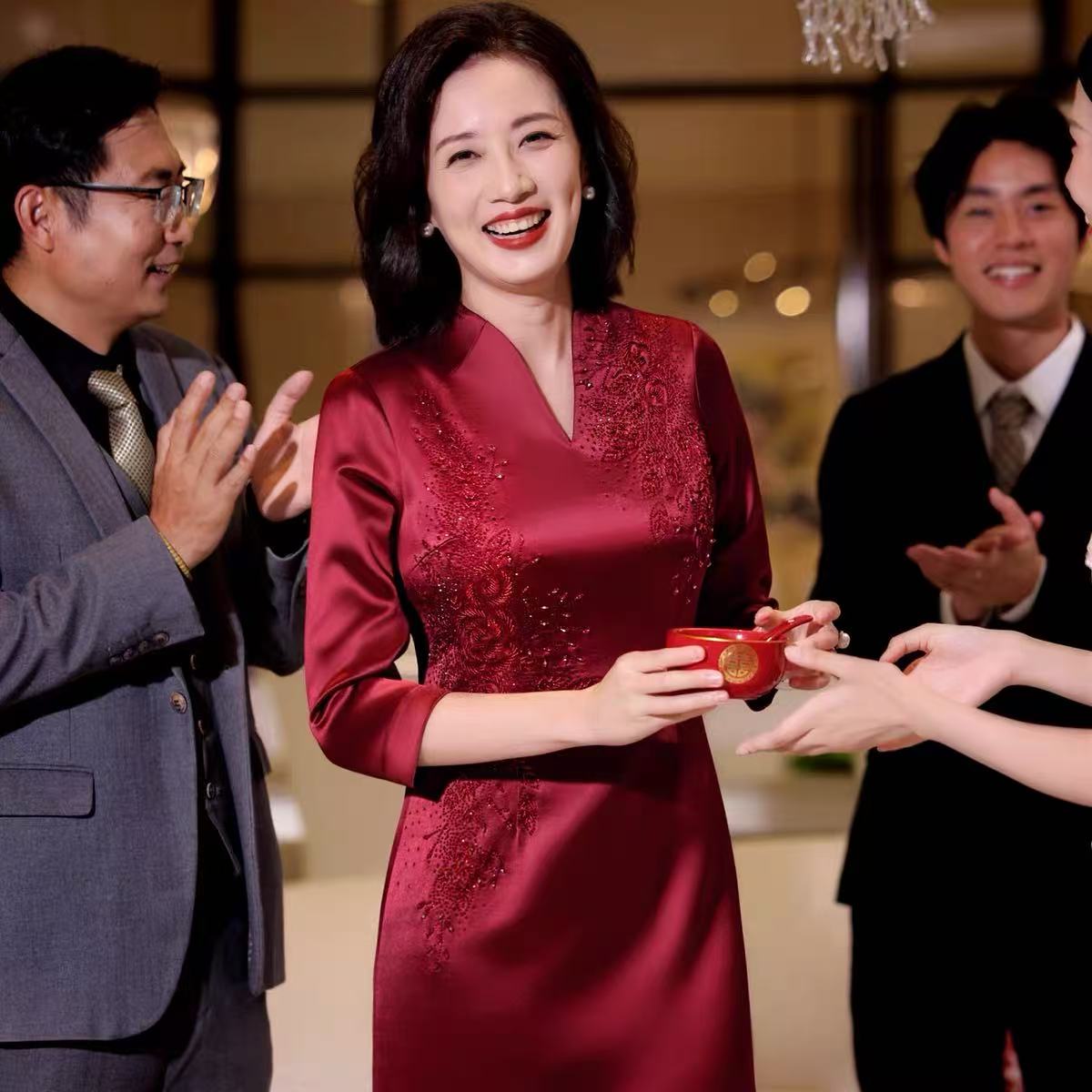 谷曼蝶高端醋酸礼服婚庆妈妈装重工钉珠喜婆婆婚宴旗袍晚装敬酒服