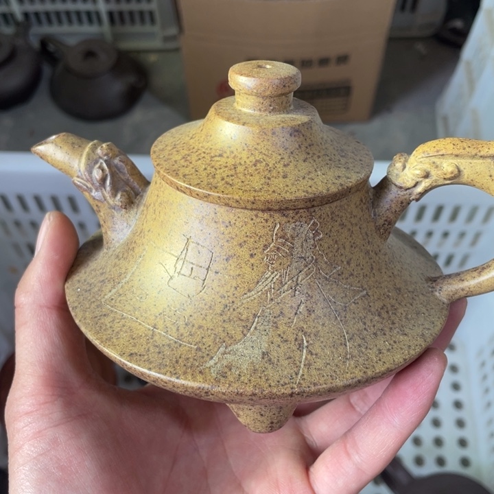 老厂紫砂壶一件。